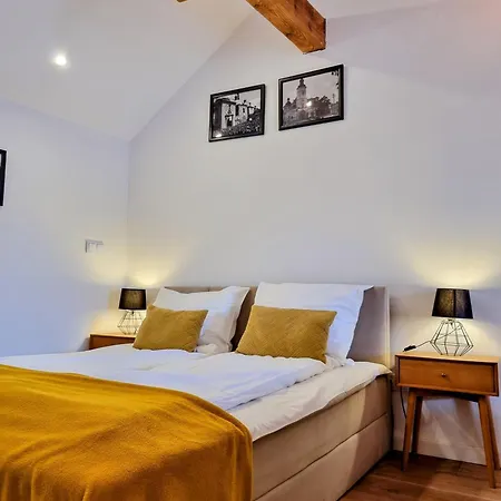 Bialy Kruk Vis-a-vis Jasnej Gory شقة