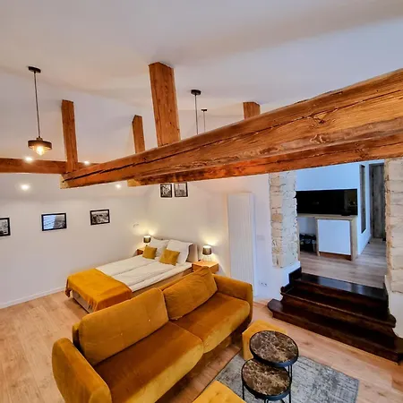 Bialy Kruk Vis-a-vis Jasnej Gory