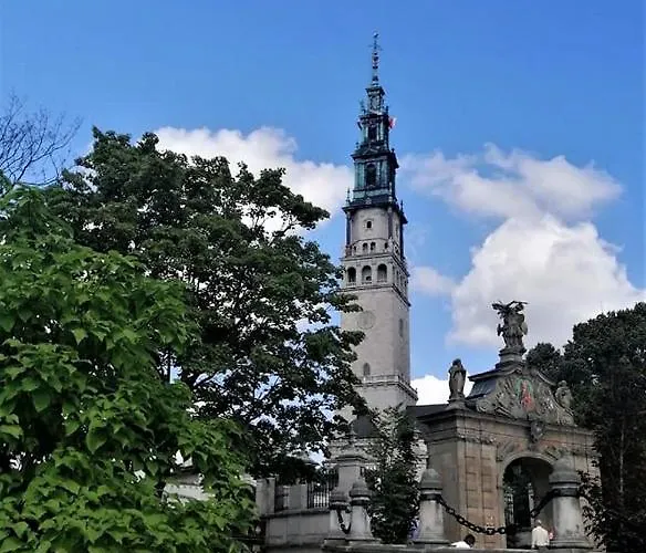 Bialy Kruk Vis-a-vis Jasnej Gory Apartment