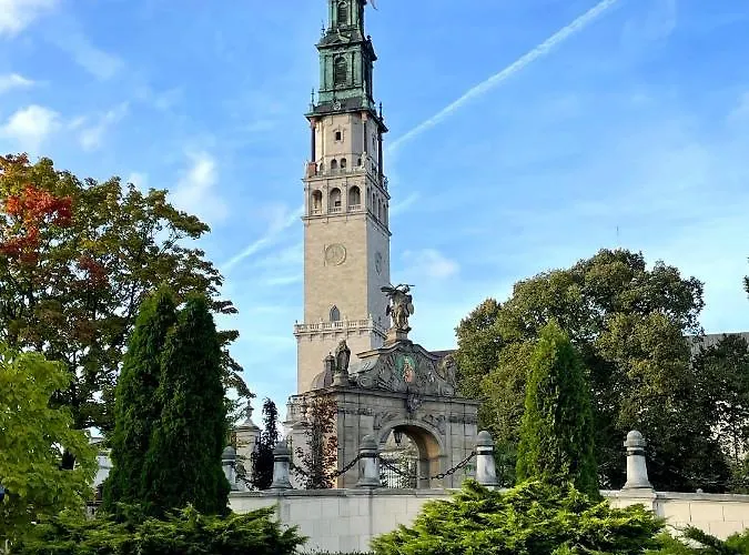 Bialy Kruk Vis-a-vis Jasnej Gory *