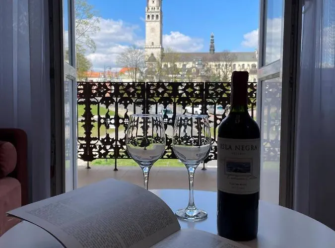 Bialy Kruk Vis-a-vis Jasnej Gory Apartment