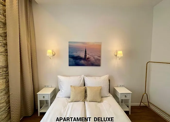 Bialy Kruk Vis-a-vis Jasnej Gory