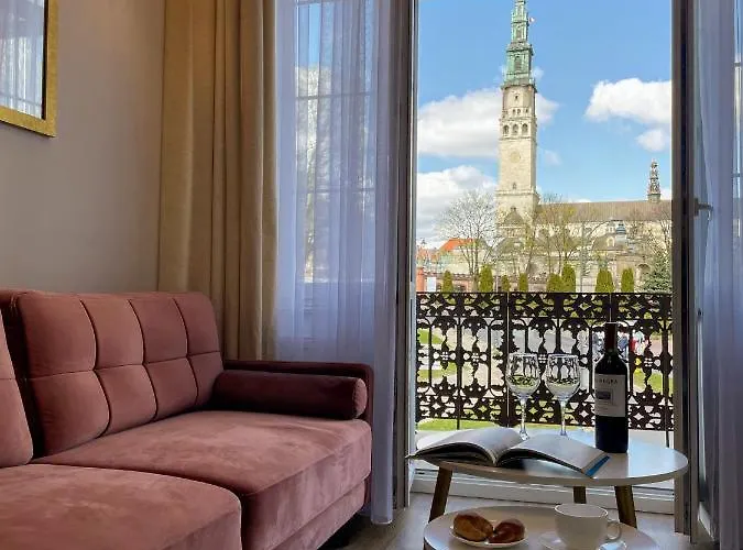 Bialy Kruk Vis-a-vis Jasnej Gory