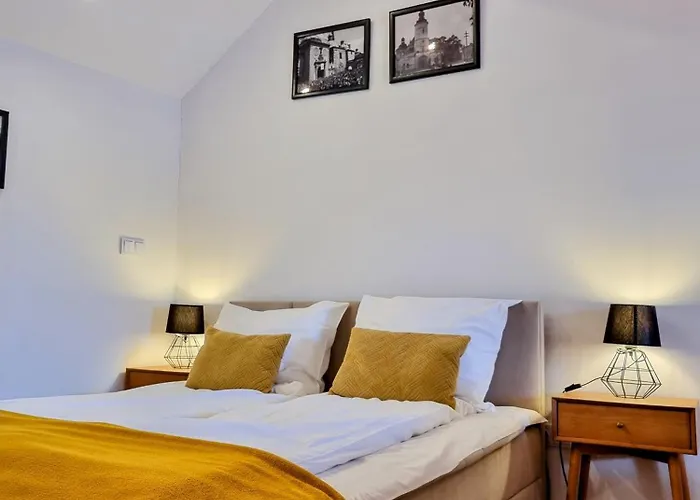 Bialy Kruk Vis-a-vis Jasnej Gory Apartment