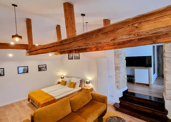 Bialy Kruk Vis-a-vis Jasnej Gory